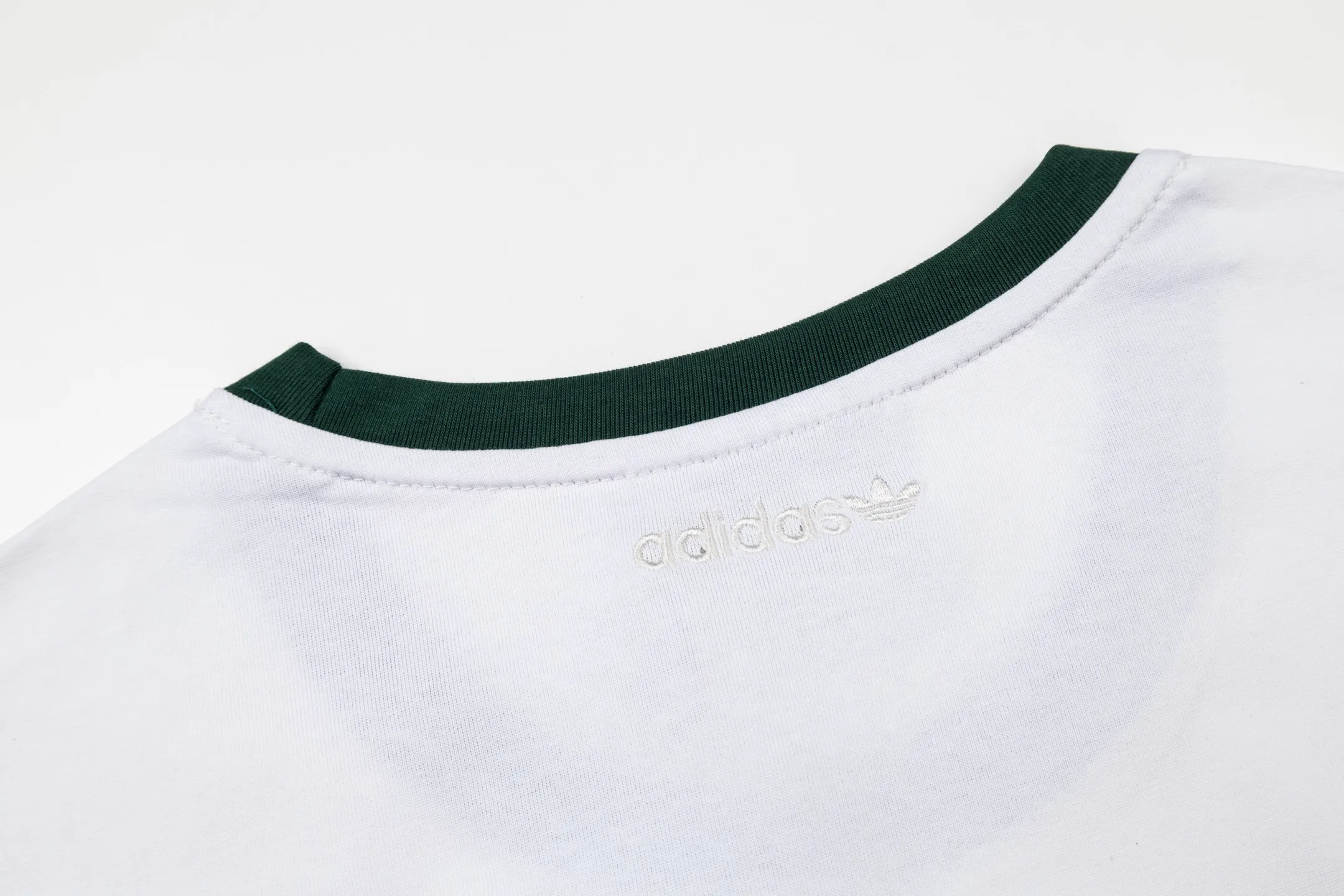 Adidas clover letter foam short-sleeved T-shirt Classic Black White color, pure cotton material is skin-friendly and breathable, super comfortable for daily wear! White round neck + cuffs with contrasting design, and the clover logo on the chest is very recognizable✨. The loose fit is suitable for a variety of body types. It can be worn casually with jeans or sweatpants, and you can easily get a casual and sporty style~ It can be easily used for daily travel, sports, and leisure! Style number: A 179# Color: Black White Size: S M L XL XXL